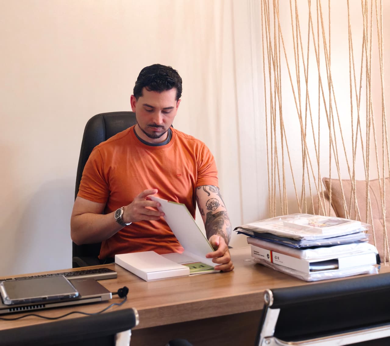 Rodrigo Cianfa Fernandes em seu consultório em Arapongas–PR